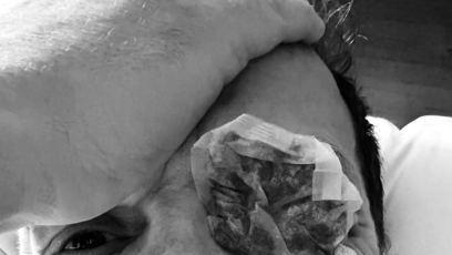 FOTO: Lukáš Langmajer ukázal zalepené oko.