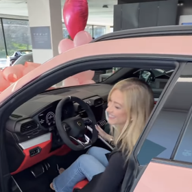 Dominika v novém voze. 