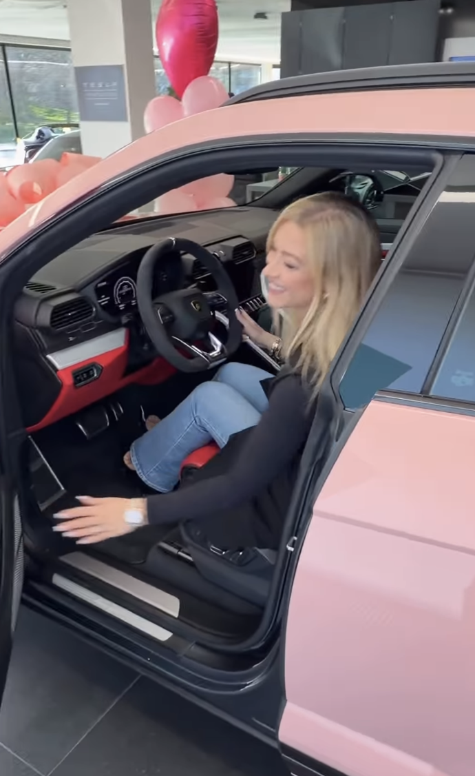 Dominika v novém voze. 