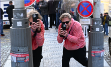 Rozdivočelý Tomáš Klus na oslavě Svěráka: Schovávání za lampou a hra na paparazzi 