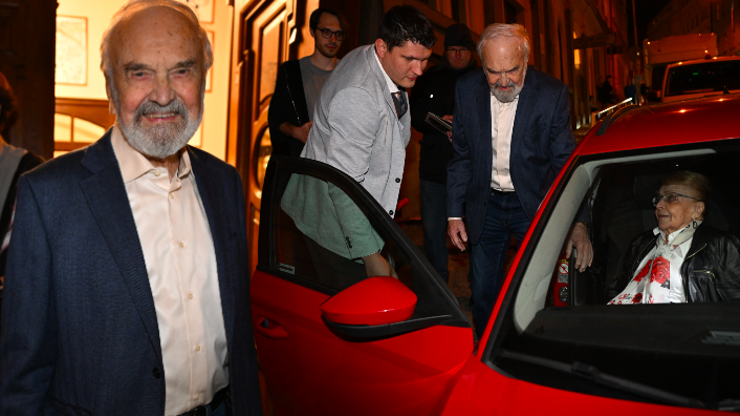 Dojemný odjezd oslavence Svěráka: Krásné gesto manželce, hromada dárků i podpisy 