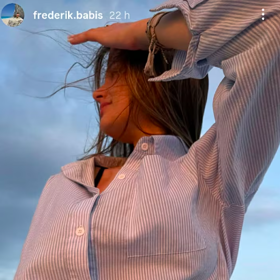 Na nich je vidět jeho přítelkyně.