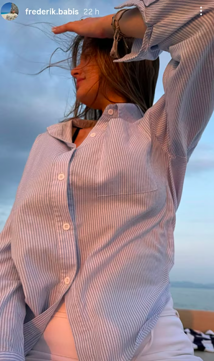 Na nich je vidět jeho přítelkyně.