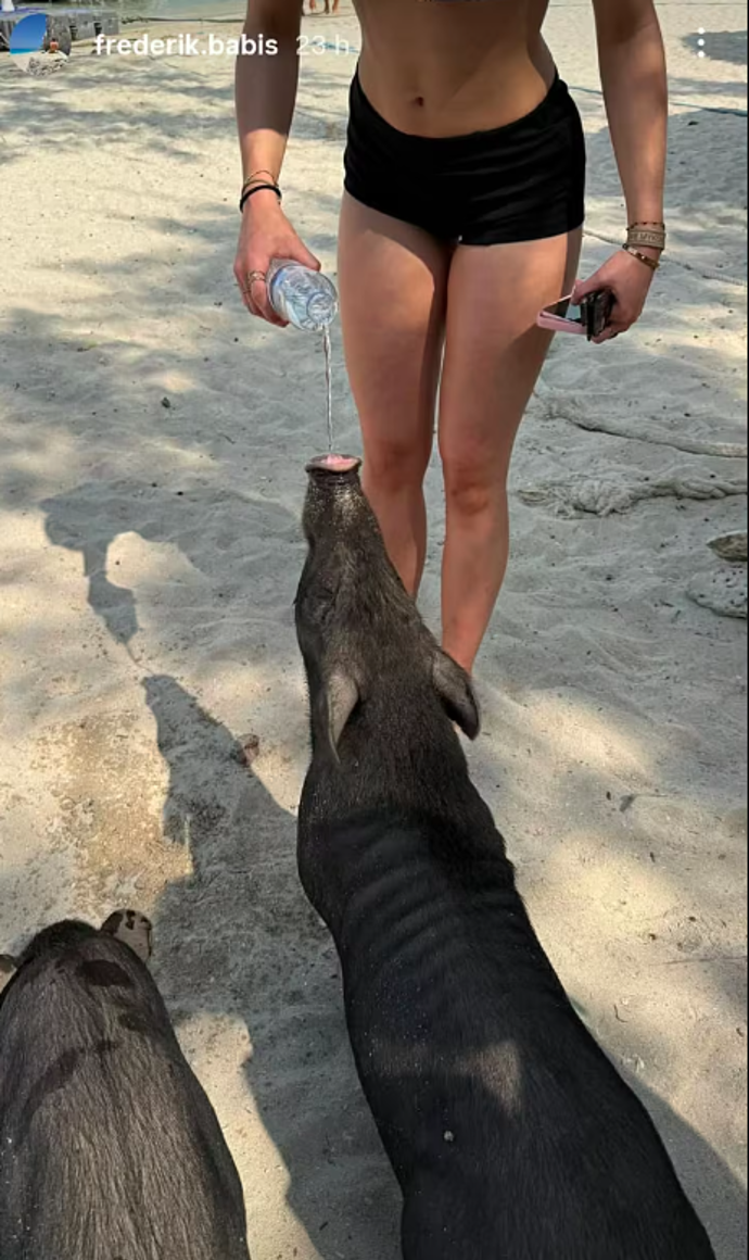 Frederik ukázal fotky z dovolené.