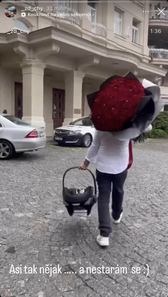 Ukázal také obrovský puget, který nesl do porodnice.