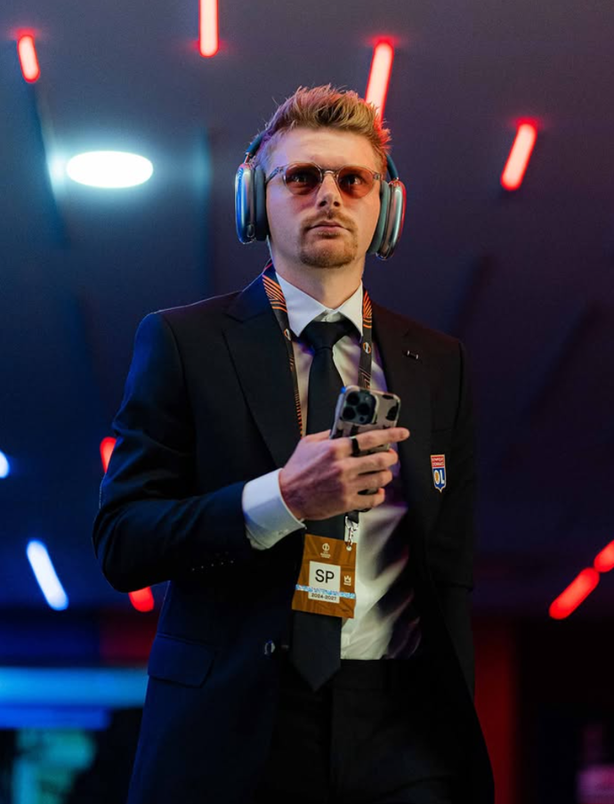 Pavel Šulc ale umí chodit i v klasickém obleku a kravatě. Jen je povyšuje vychytaným účesem a vždy přítomnými brýlemi. Nepřipomíná vám tak trochu Davida Beckhama?