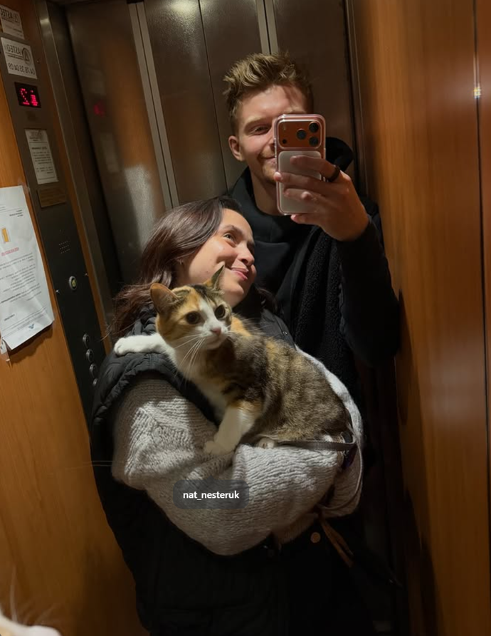 S přítelkyní si libují v netradičním oblékání. A co víc, umí v tom parádně chodit.