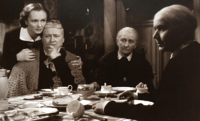 Světla Svozilová, Růžena Nasková, Terezie Brzková a Leopolda Dostalová ve filmu Kouzelný dům.