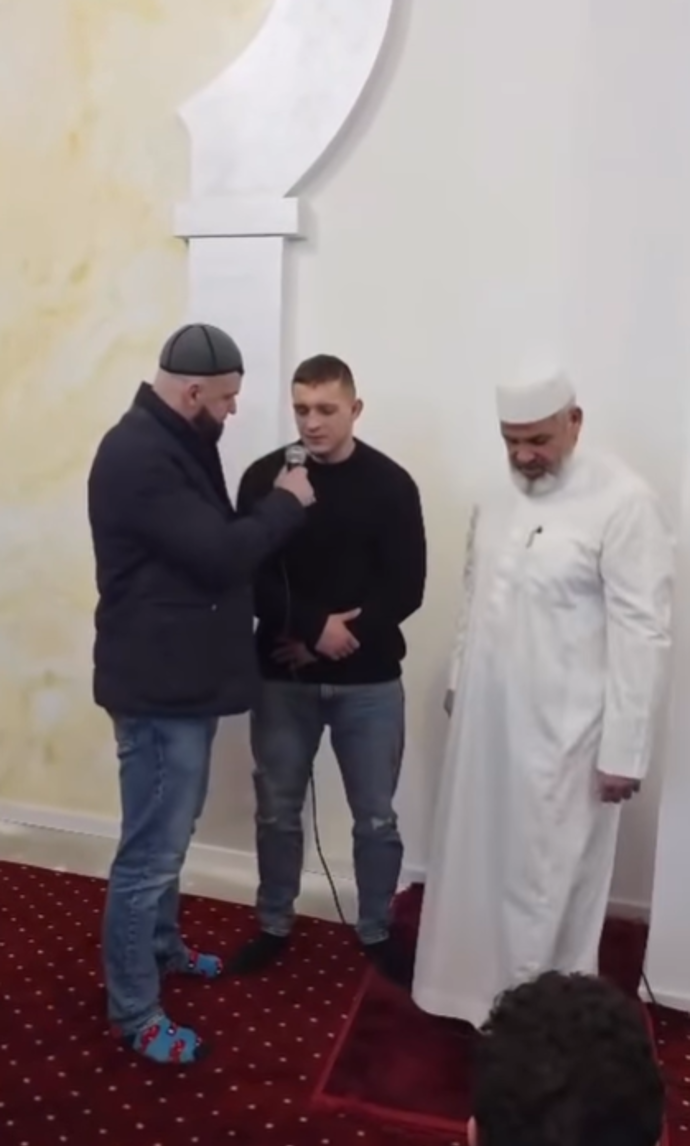 Tadeáš Růžička konvertoval k islámu.