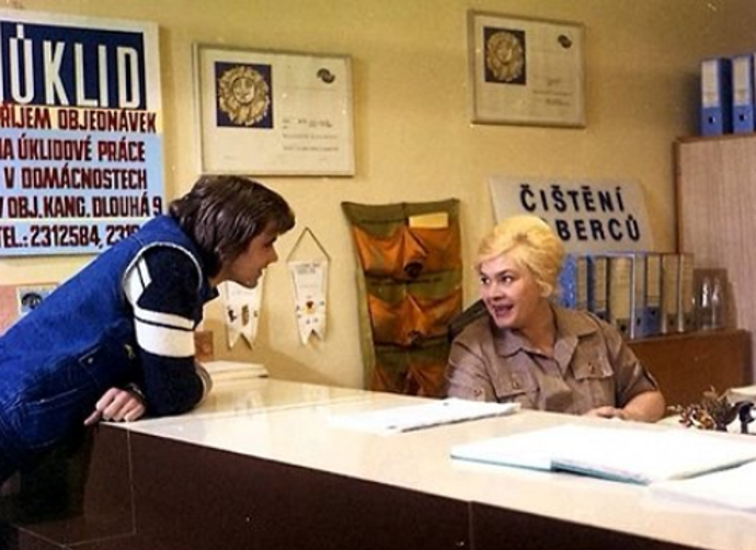 Míla Myslíková ve filmu Láska z pasáže. 