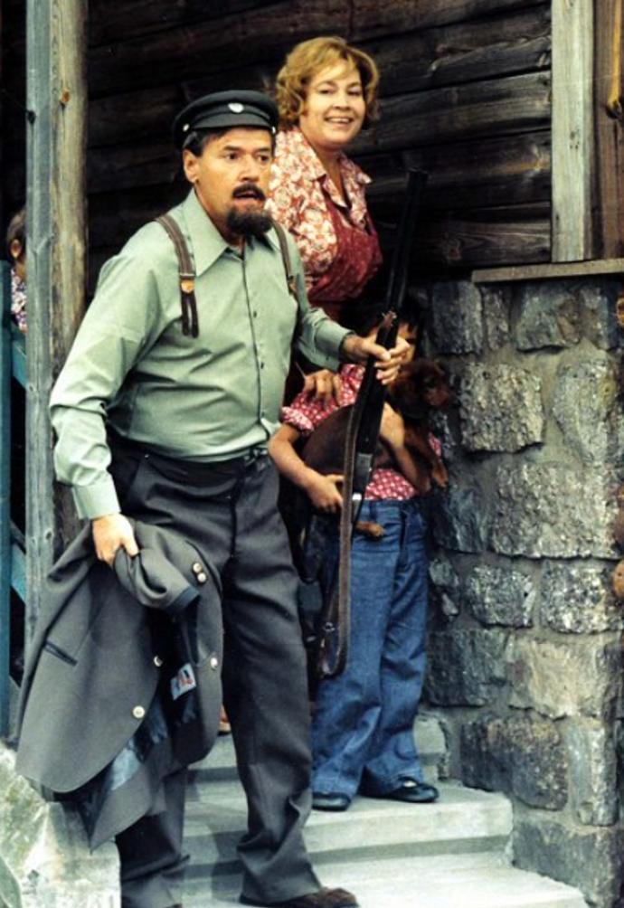 Míla Myslíková ve filmu Ať žijí duchové. 