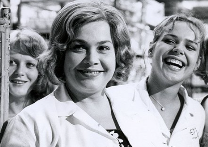 Míla Myslíková ve filmu Holky z porcelánu. 