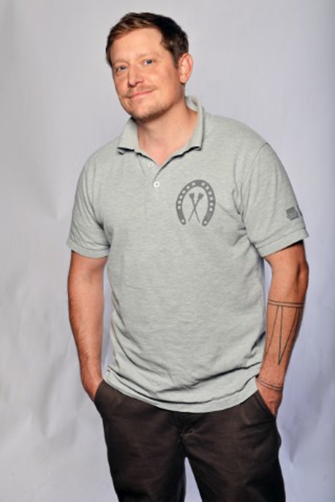 V novém seriálu O lidech a koních hraje Štěpán Benoni veterináře Tomáše Kučeru.