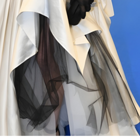 Na róbu návrhářka použila 40 metrů bílého hedvábí a 30 metrů kontrastního černého tylu