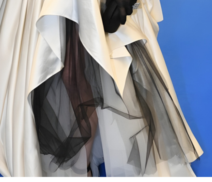 Na róbu návrhářka použila 40 metrů bílého hedvábí a 30 metrů kontrastního černého tylu