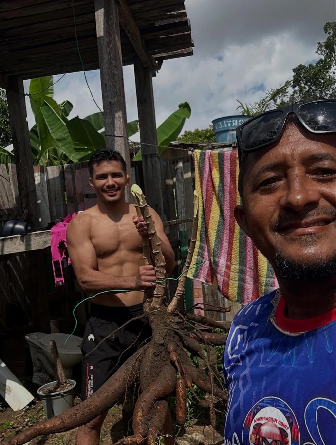 Dvaadvacetiletý bojovník si s sebou nese obrovský stín z minulosti v podobě nevídaného skandálu.