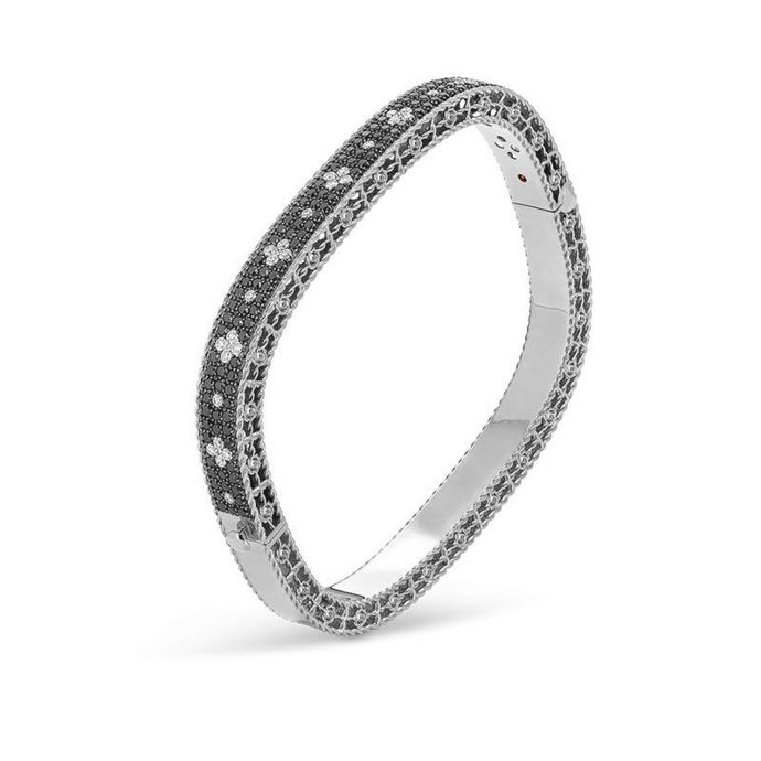 ...a náramek s čirými i černými diamanty, který stojí 403 030 Kč.