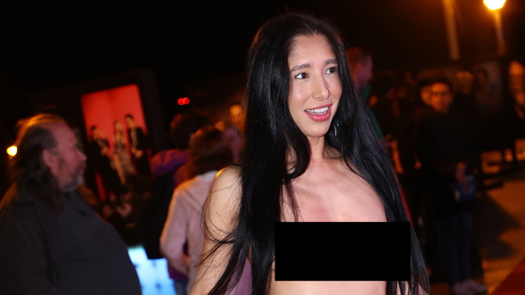 Nikola Lauberová nakráčela nahatá.