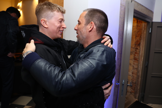 Adam Mišík se vítá.