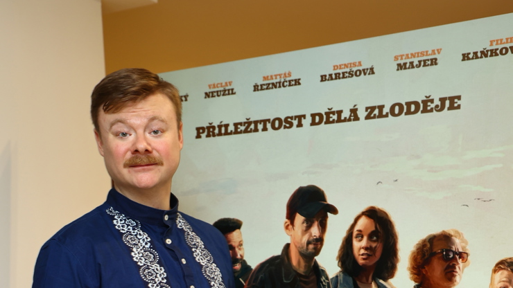 Filip Kaňkovský s plakátem k filmu Poberta.