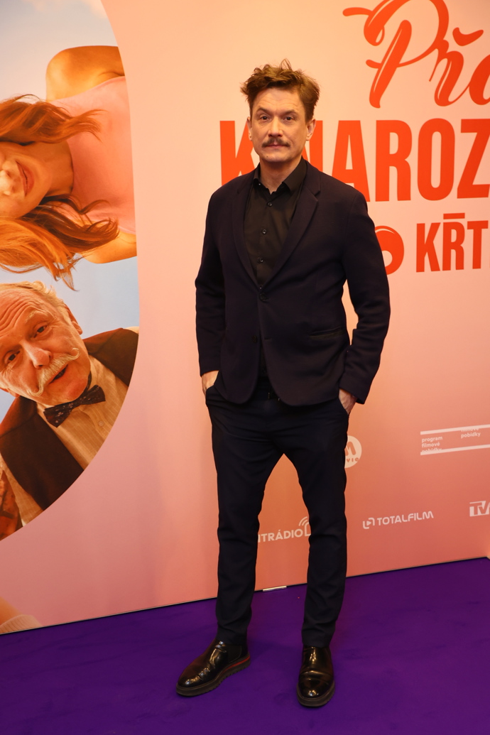 Tomáš Měcháček se kompletně zahalil do černého outfitu. 