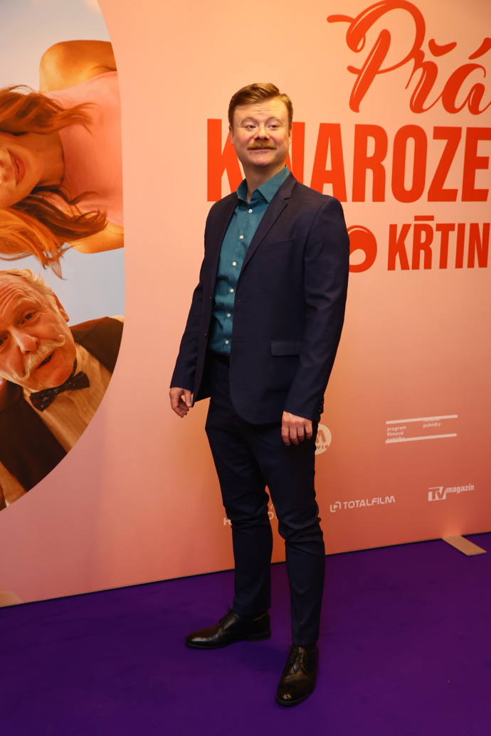 Filip Kaňkovský oblékl modrou košili a slušivé sako. 