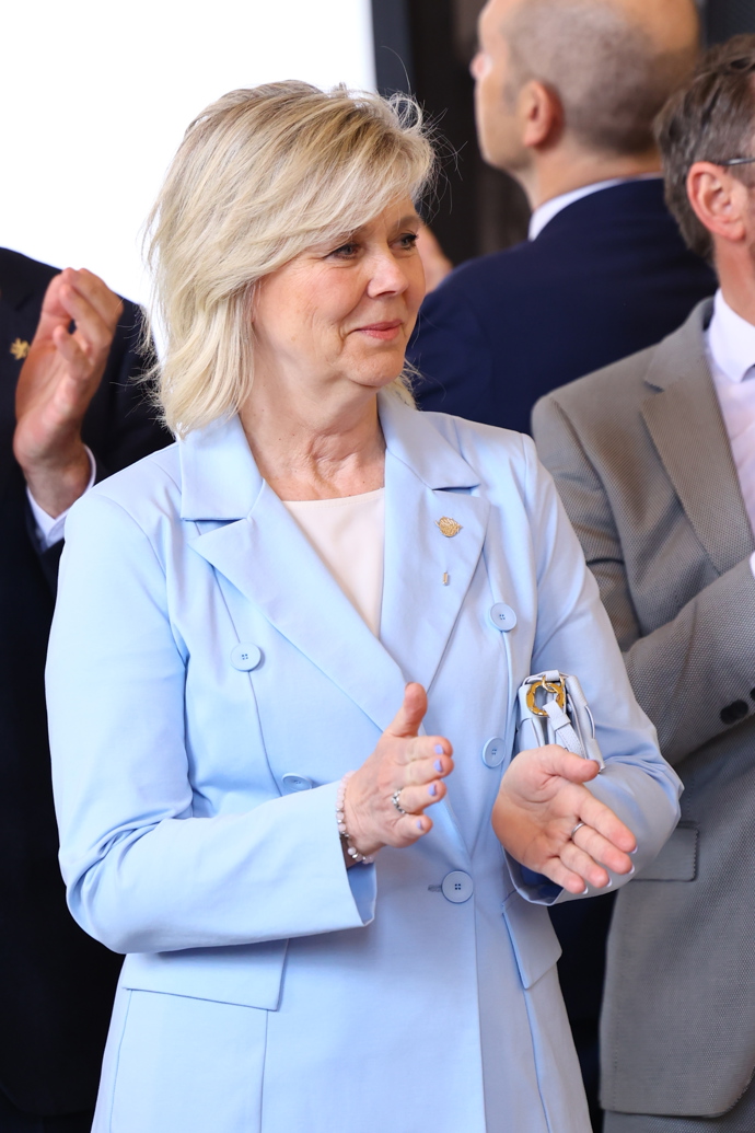 První dáma Eva Pavlová oblékla modré sako.