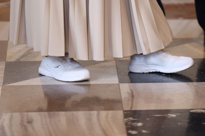 Eva Pavlová zvolila bílé tenisky.