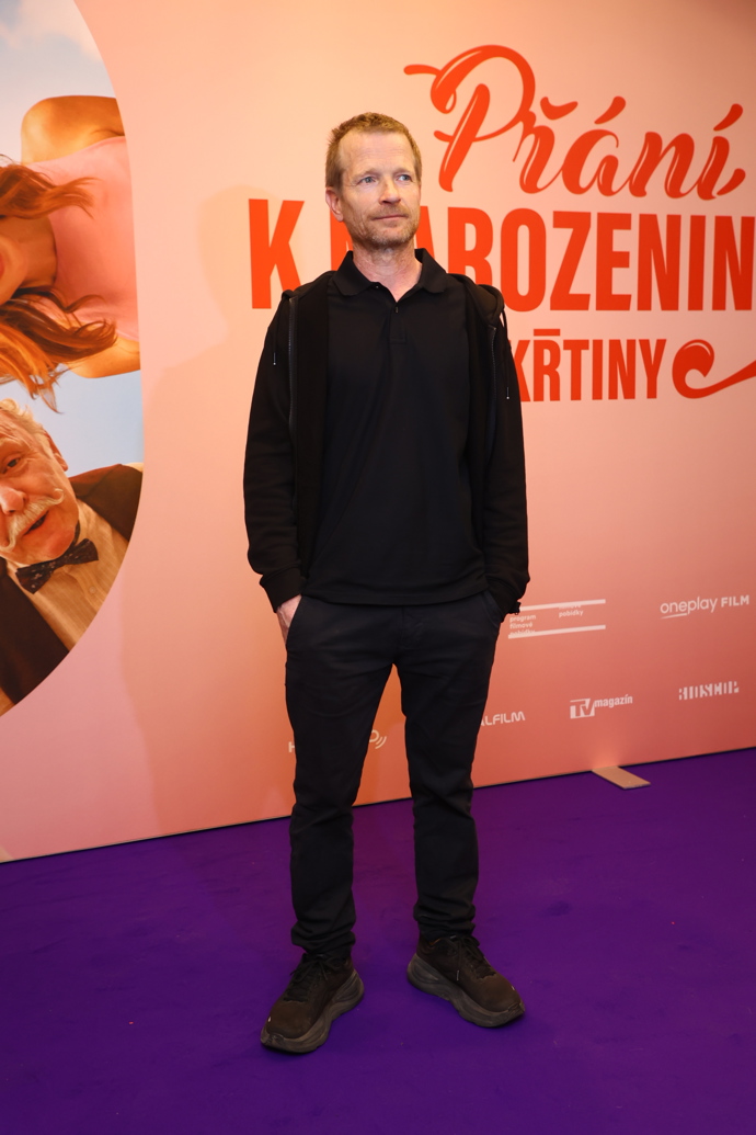 Matěj Hádek rovněž vsadil na nenápadnou černou barvu. 