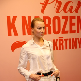 Karolína Holubová na premiéře filmu Přání k narozeninám: Křtiny.