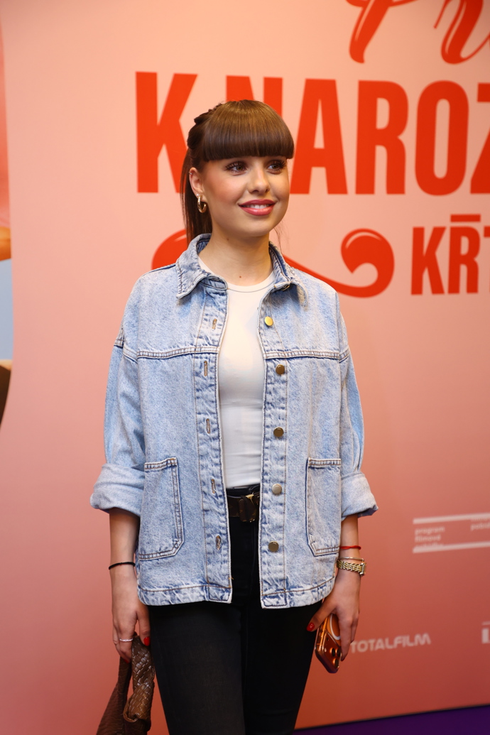 Lenka Holubová dorazila na premiéru filmu Přání k narozeninám: Křtiny. 