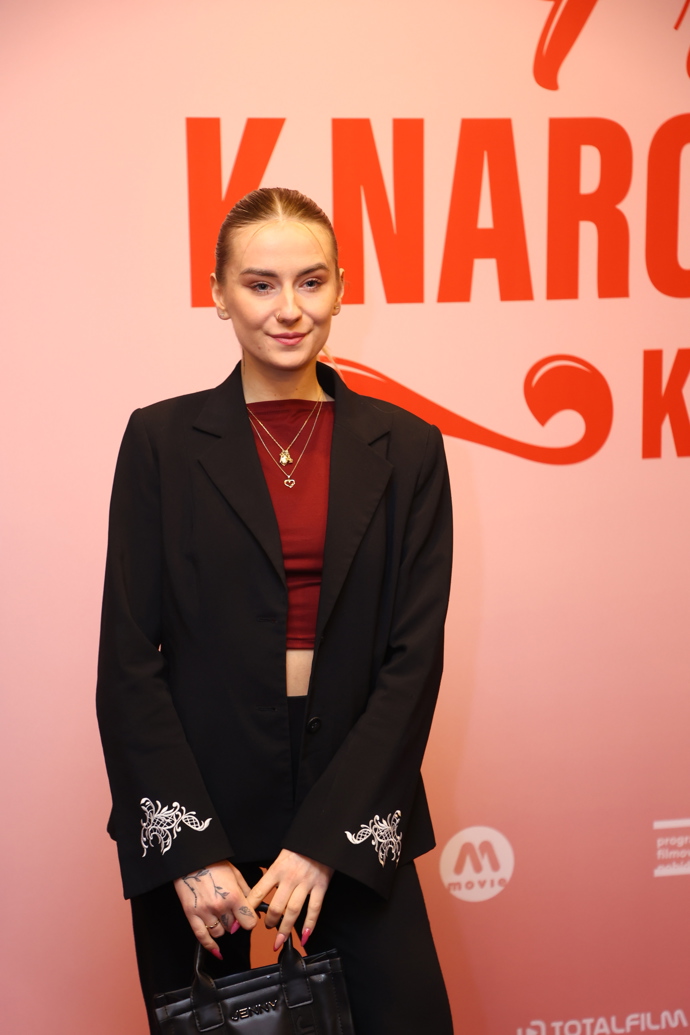 Nicola Jordan z Bachelora se rozhodla pro originálně zdobené černé sako a burgundy crop top. 