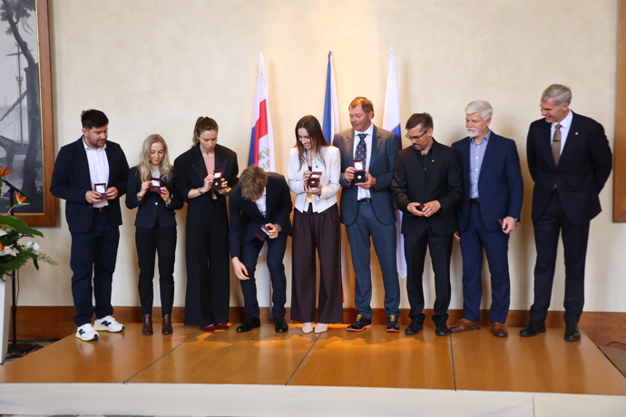 Metoděj Jílek při setkání s prezidentem omylem upustil pamětní medaili. 