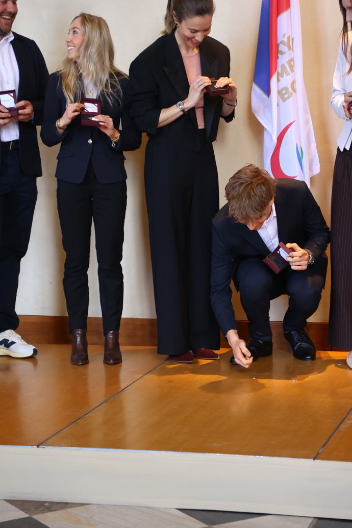 Metoděj Jílek při setkání s prezidentem omylem upustil pamětní medaili. 