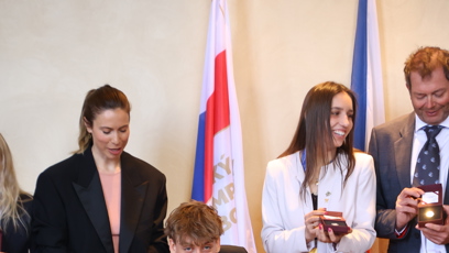 FOTO: Metoděj Jílek při setkání s prezidentem omylem upustil pamětní medaili.
