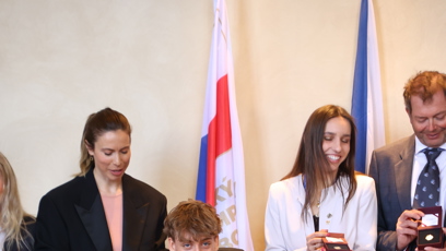 FOTO: Metoděj Jílek při setkání s prezidentem omylem upustil pamětní medaili.