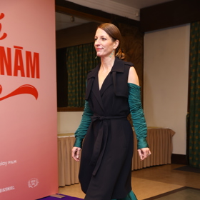 Kombinace s černou vestou vypadá na první dobrou jako trefa do černého. Herečka také zvolila správný typ obuvi.