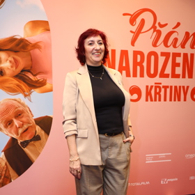 Simona Babčáková oblékla kombinaci smetanového saka a béžových károvaných kalhot, pod sako oblékla černé basic tričko.