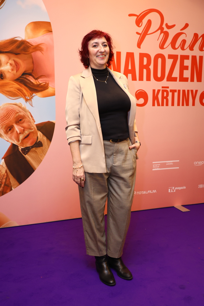 Simona Babčáková oblékla kombinaci smetanového saka a béžových károvaných kalhot, pod sako oblékla černé basic tričko. 