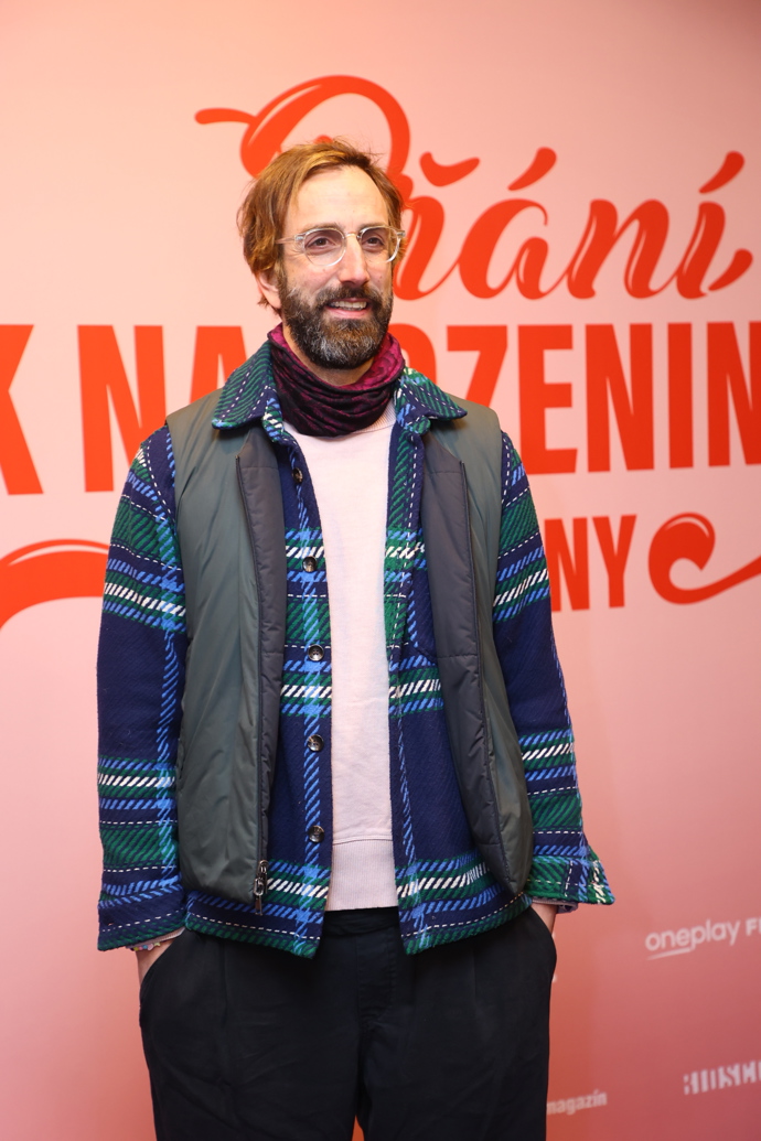 Petr Vaněk si vystačil s tmavě modrou károvanou košilí, bílým tričkem a tmavě modrou vestou. 