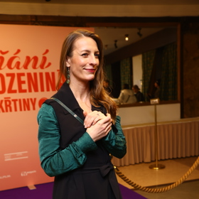Anna Polívková oblékla na slavnostní premiéru smaragdově zelené šaty doplněné o černou vestu.