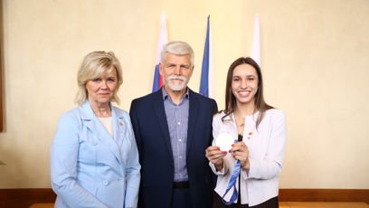 FOTO: Zuzana Maděrová na Pražském hradě s prezidentem a první dámou.