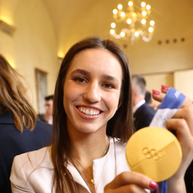 Zuzana Maděrová ukázala zlatou medaili. 