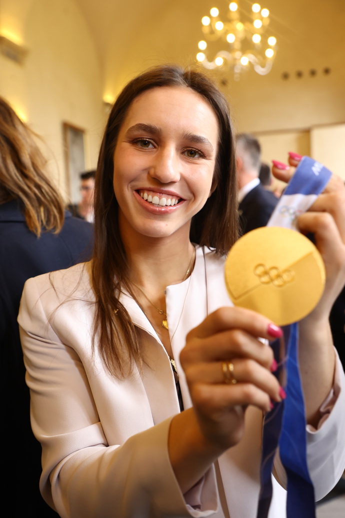 Zuzana Maděrová ukázala zlatou medaili. 