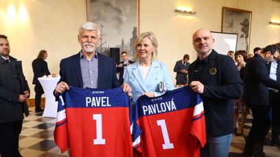 FOTO: Petr Pavel a Eva Pavlová dostali dresy.