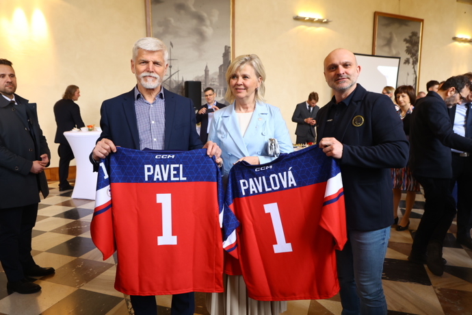 Petr Pavel a Eva Pavlová dostali dresy.