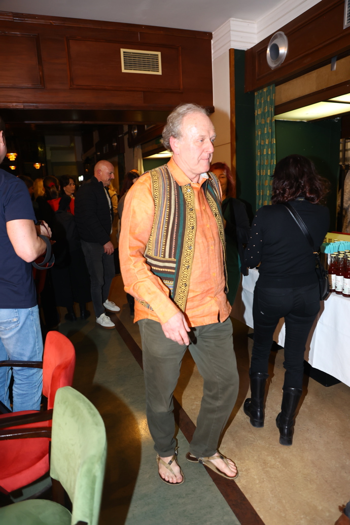 Jaroslav Dušek tentokrát nepřišel bos, ale v žabkách. 