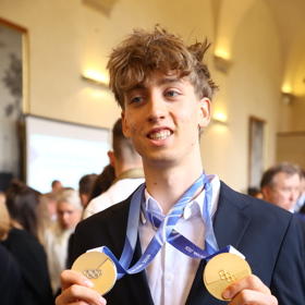 Rychlobruslař Metoděj Jílek se svými medailemi.