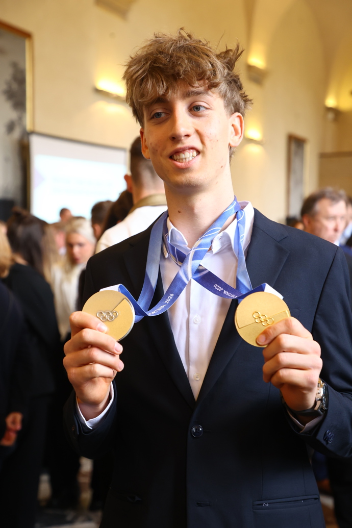 Rychlobruslař Metoděj Jílek se svými medailemi. 