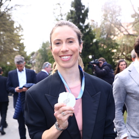 Snowboardistka Eva Adamczyková se svou medailí. 